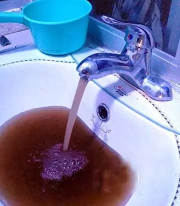 水龙头出黄色水